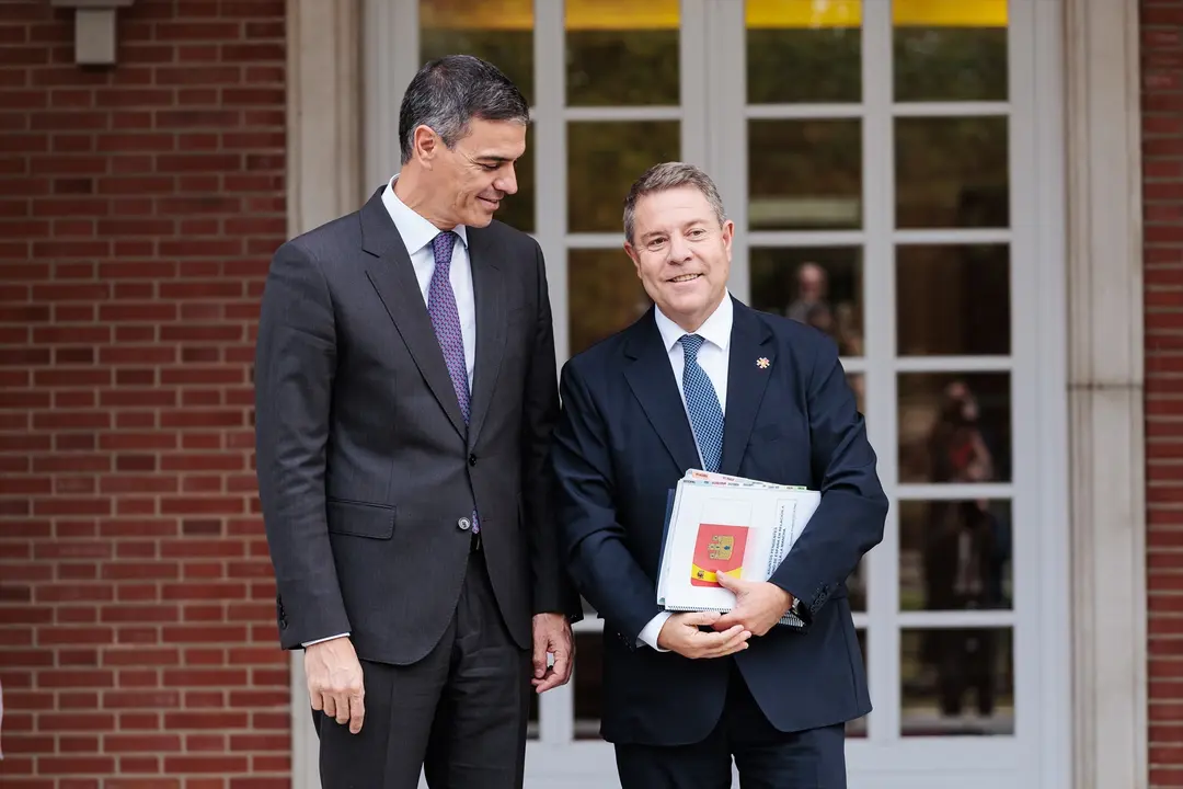 El presidente del Gobierno, Pedro S&aacute;nchez (i), durante su reuni&oacute;n con el presidente de Castilla-La Mancha, Emiliano Garc&iacute;a-Page. / Carlos Luj&aacute;n