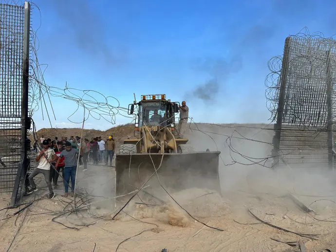 Palestinos entrando en territorio israel&iacute; desde Jan Yunis. / EP