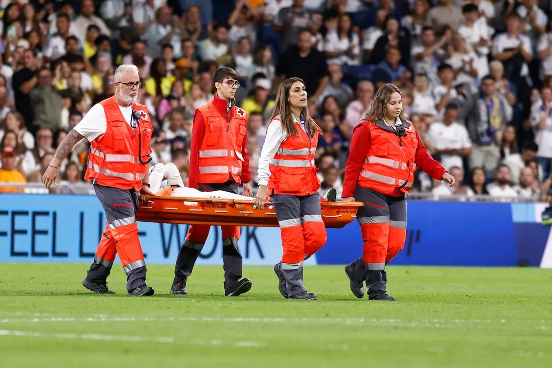 Dani Carvajal sale en camilla tras la lesi&oacute;n. / EP