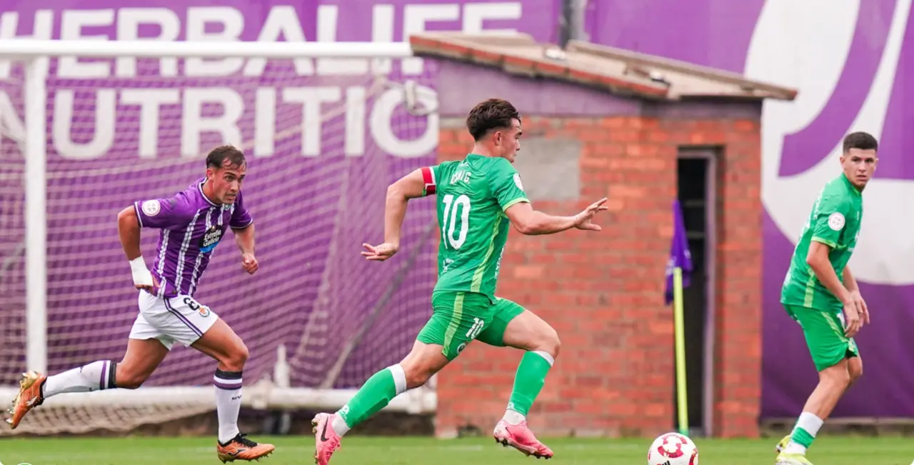 El capit&aacute;n del club c&aacute;ntabro controla un bal&oacute;n bajo la presi&oacute;n rival. / RRC