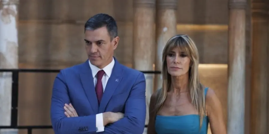 El presidente del Gobierno, Pedro S&aacute;nchez, y su esposa, Bego&ntilde;a G&oacute;mez. / &Aacute;lex C&aacute;mara / Archivo
