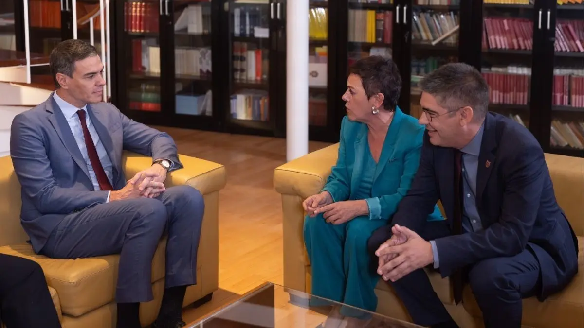 Pedro S&aacute;nchez recibe a la portavoz de EH Bildu en el Congreso de los Diputados, Mertxe Aizpurua. / Eduardo Parra / EP