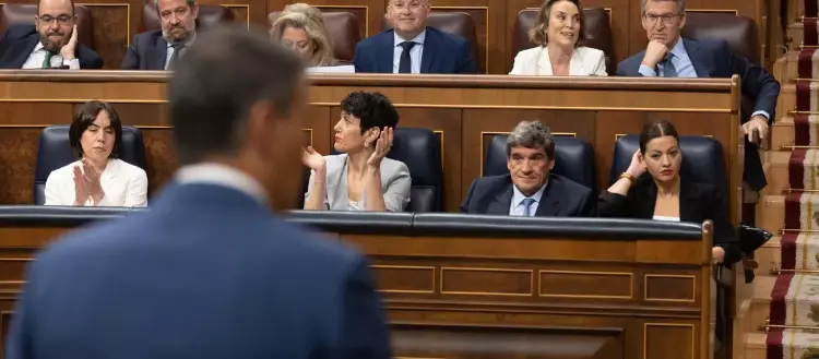 Pedro S&aacute;nchez, de espaldas, y Diana Morant, en el Congreso de los Diputados. / Eduardo Parra
