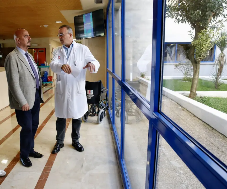 El consejero de Salud, C&eacute;sar Pascual; el director gerente del centro, Antonio Juan Pastor. / A.E.