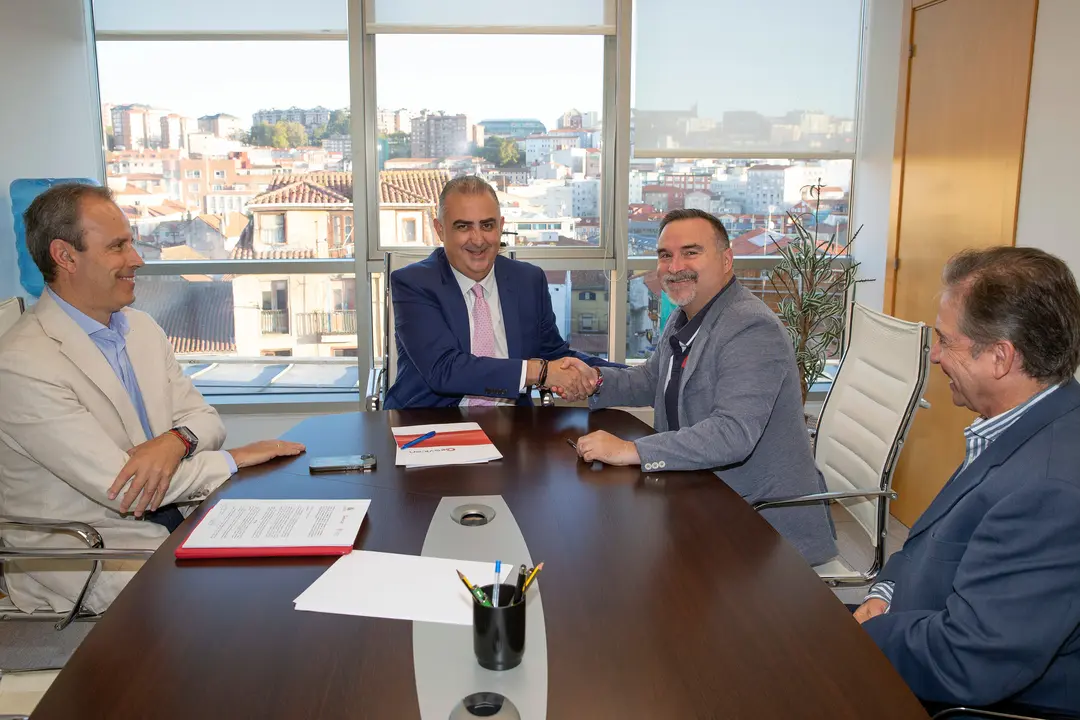 El consejero de Fomento, Vivienda, Ordenaci&oacute;n del Territorio y Medio Ambiente, Roberto Media, firma un convenio de colaboraci&oacute;n con el Ayuntamiento de Santo&ntilde;a en materia de vivienda. / Alerta