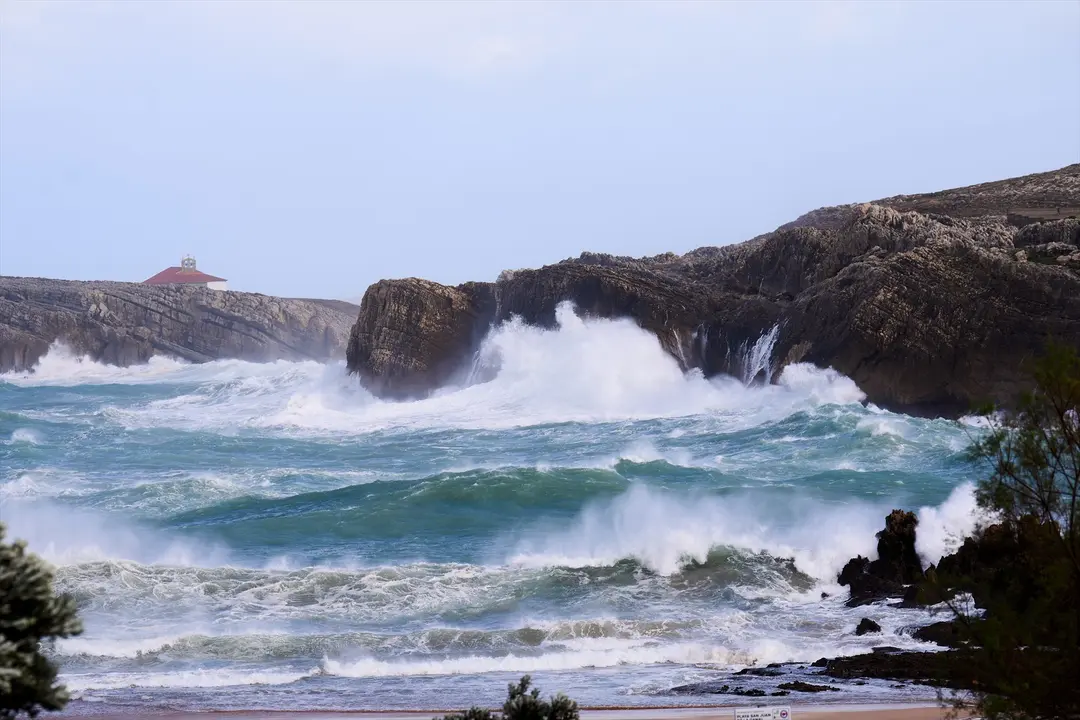 Olas rompiendo en Santander. / Juanma Serrano