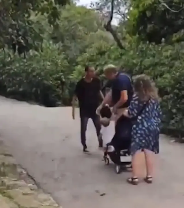 Captura del video donde se ve a agresi&oacute;n. / Red x