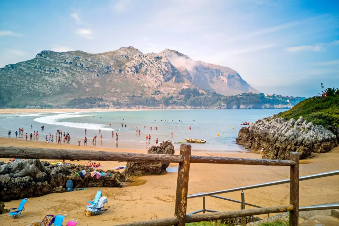 Cantabria atrae a cientos de visitantes por sus hermosos paisajes. En la foto, la playa de Ori&ntilde;&oacute;n. / A.S.