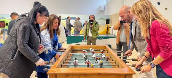 Las autoridades, encabezadas por el alcalde Miguel Gonz&aacute;lez y la consejera Bego&ntilde;a G&oacute;mez del R&iacute;o, disfrutan de una partida de futbol&iacute;n en el nuevo Centro de Ocio Costa Esmeralda.