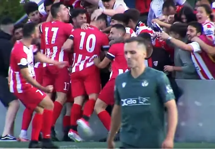 Fran Arenal celebra su gol para el equipo c&aacute;ntabro en tierras gallegas. / red x