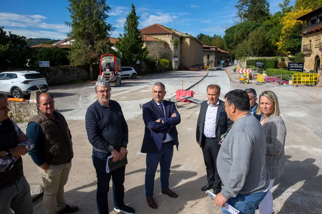 El consejero de Fomento, Vivienda, Ordenaci&oacute;n del Territorio y Medio Ambiente,
Roberto Media, visita las obras de las futuras viviendas sociales de Santillana del
Mar. / Alerta