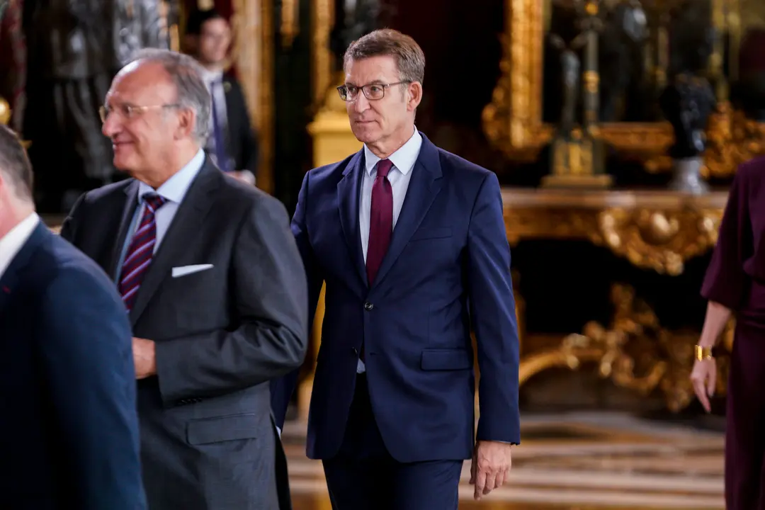El l&iacute;der del Partido Popular, Alberto N&uacute;&ntilde;ez Feij&oacute;o, a su llegada a una recepci&oacute;n con motivo del D&iacute;a de la Fiesta Nacional de Espa&ntilde;a. / A. P&eacute;rez Meca