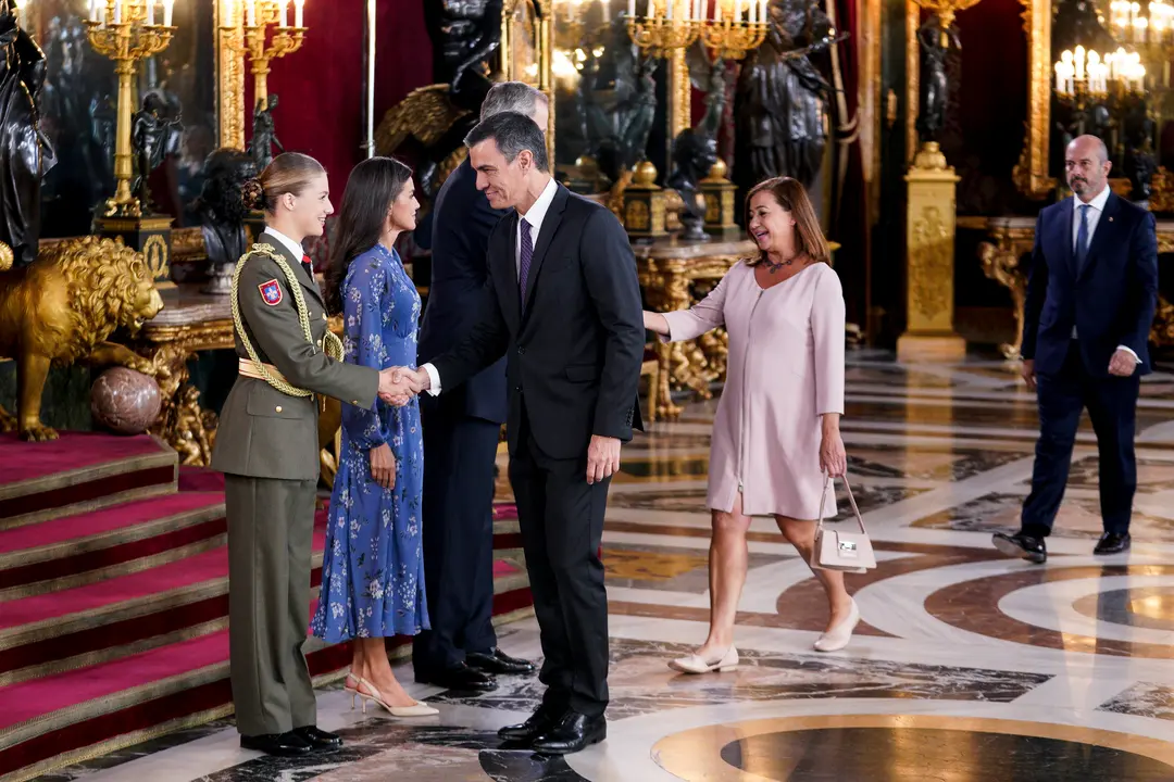 La princesa Leonor, la Reina Letizia y el Rey Felipe VI saludan al presidente del Gobierno en funciones, Pedro S&aacute;nchez, y a la presidenta del Congreso, Francina Armengol. / A. P&eacute;rez Meca