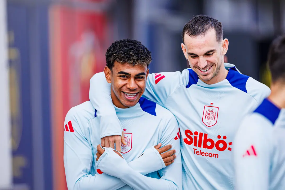 Lamine Yamal y Fabi&aacute;n Ruiz durante un entrenamiento. / SEFutbol