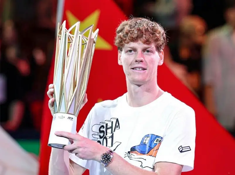 Jannik Sinner levanta el trofeo de campe&oacute;n. / X