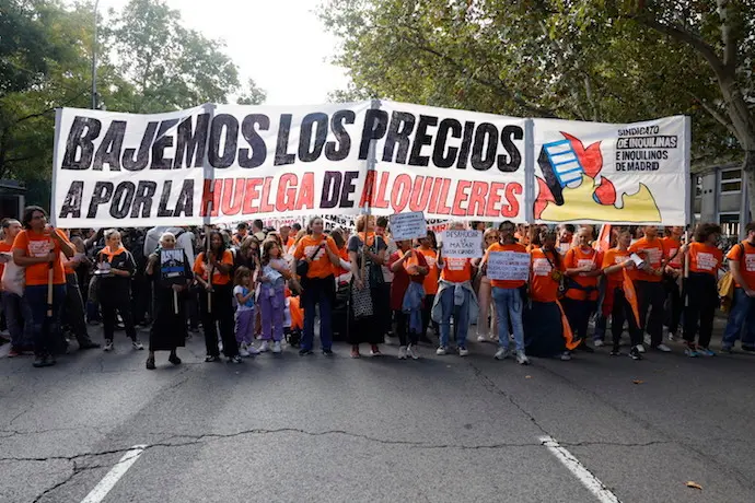 Decenas de personas durante una manifestaci&oacute;n para denunciar el precio de los alquileres. / EP