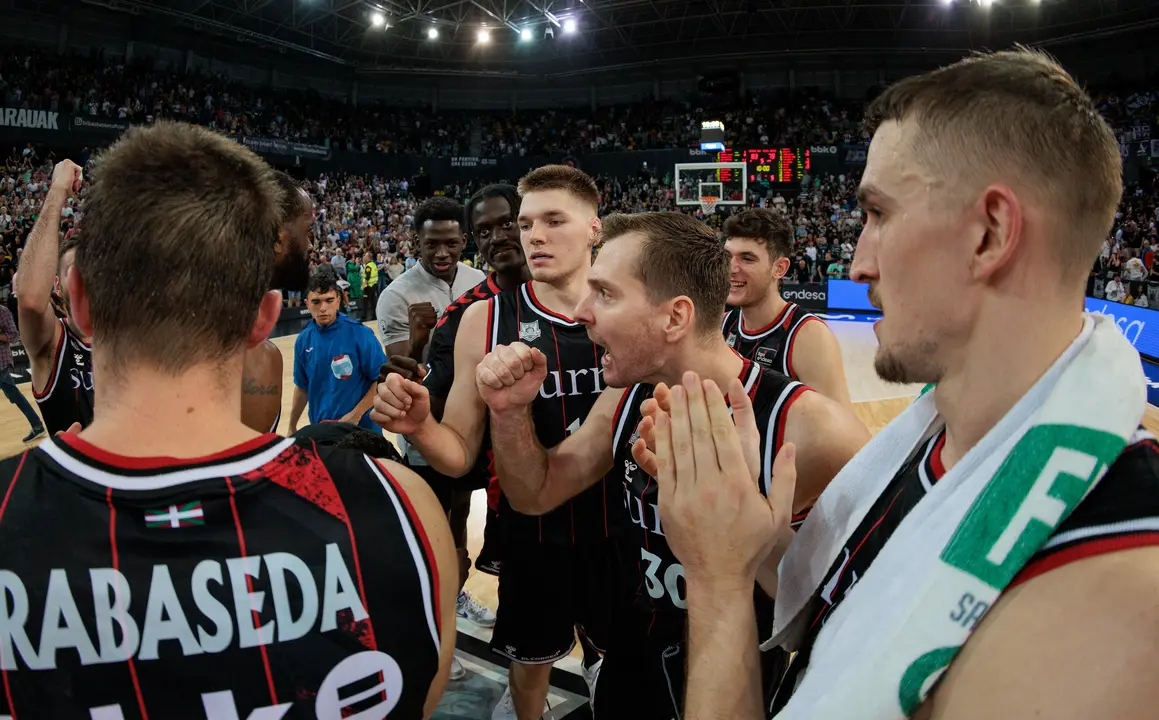 Los jugadores del Bilbao Basket celebran la victoria. / acb Photo/A.Arrizabalaga