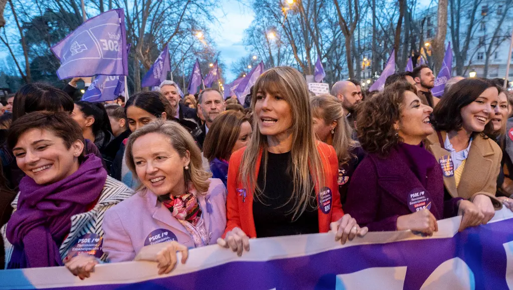La exministra de Pol&iacute;tica Territorial y portavoz del gobierno, Isabel Rodr&iacute;guez; la exvicepresidenta segunda y ministra de Asuntos Econ&oacute;micos y Transformaci&oacute;n Digital, Nadia Calvi&ntilde;o; la mujer del presidente del Gobierno de Espa&ntilde;a, Bego&ntilde;a G&oacute;mez; la ministra de Hacienda y Funci&oacute;n P&uacute;blica, Mar&iacute;a Jes&uacute;s Montero, y la exministra de Justicia, Pilar Llop, durante una manifestaci&oacute;n convocada por la Comisi&oacute;n 8M, leer m&aacute;s por el 8M, D&iacute;a Internacional de la Mujer, a 8 de marzo de marzo de 2023, en Madrid (Espa&ntilde;a). El D&iacute;a Internacional de la Mujer vuelve a visibilizar la divisi&oacute;n del feminismo en Espa&ntilde;a, con las feministas marchando por separado en distintas manifestaciones debido a sus diferencias en temas como la prostituci&oacute;n, la Ley Trans o la Ley del 'solo s&iacute; es s&iacute;'. Bajo el lema 'Somos el grito necesario, el feminismo lo est&aacute; cambiando todo&rsquo;, la Comisi&oacute;n 8M es partidaria de la ley trans y, aunque acoge abolicionistas entre sus filas, llaman en el 8-M a la unificaci&oacute;n para celebrar el D&iacute;a Internacional de la Mujer. Es la convocante principal de este d&iacute;a, cuyo recorrido une el trayecto entre Atocha y plaza de Espa&ntilde;a, desde el paseo del Prado, a la altura de la confluencia con la calle Juan de Mena y el Museo Naval, por la calle de Alcal&aacute;, Gran V&iacute;a y Callao.
Fecha: 08/03/2023.
Foto de archivo

Firma: Alberto Ortega / Europa Press