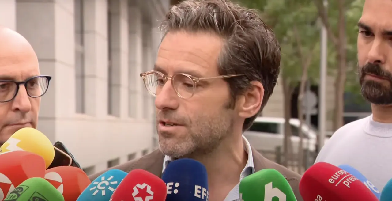 Borja S&eacute;mper atiende a los medios antes de presentar la querella contra el PSOE en la Audiencia Nacional