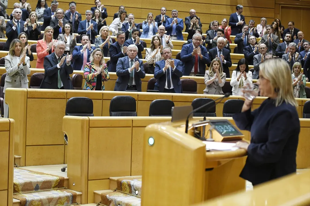 La bancada del PP aplaude a la senadora del PP Marimar Blanco (d) durante un pleno extraordinario en el Senado. / Fernando S&aacute;nchez