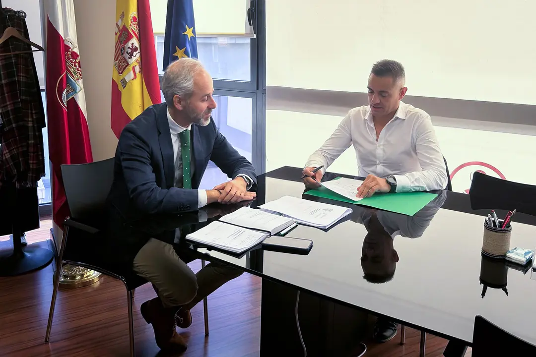 Reuni&oacute;n entre el consejero de Educaci&oacute;n y el alcalde de San Pedro del Romeral. / Alerta