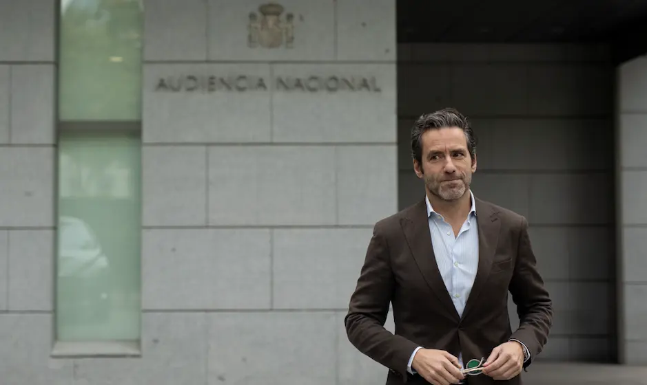 El vicesecretario de Cultura y portavoz del PP, Borja S&eacute;mper, ofrece declaraciones a los medios de comunicaci&oacute;n en la Audiencia Nacional el d&iacute;a en el que el PP presenta una querella contra el PSOE, a 14 de octubre de 2024, en Madrid (Espa&ntilde;a). La querella presentada por el PP en el juzgado n&uacute;mero 5 contra el PSOE es por su presunta financiaci&oacute;n ilegal, cohecho y tr&aacute;fico de influencias por las &uacute;ltimas &ldquo;revelaciones&rdquo; conocidas sobre el caso Koldo.
Fecha: 14/10/2024. leer menos

Firma: Alejandro Mart&iacute;nez V&eacute;lez / Europa Press