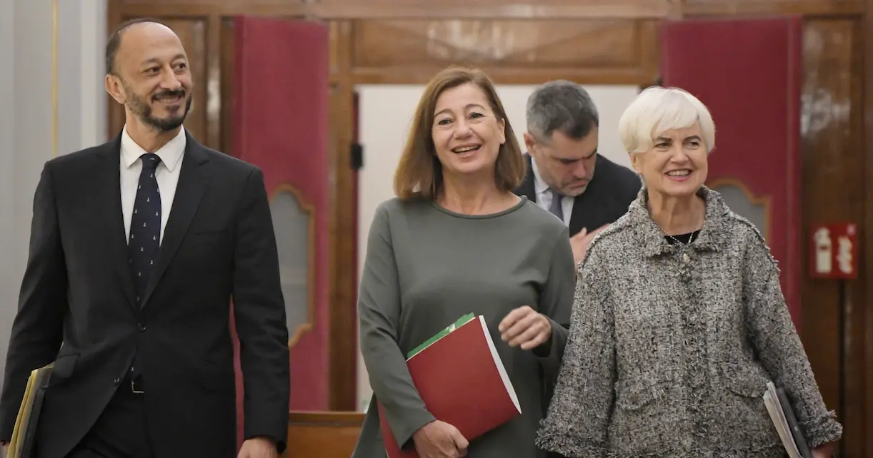 El vicepresidente primero del Congreso, Alfonso Rodr&iacute;guez G&oacute;mez de Celis; la presidenta del Congreso, Francina Armengol y la secretaria segunda del Congreso, Isaura Leal, a su llegada a la Mesa del Congreso de los Diputados, a 15 de octubre de 2024, en Madrid (Espa&ntilde;a). Fernando S&aacute;nchez / Europa Press