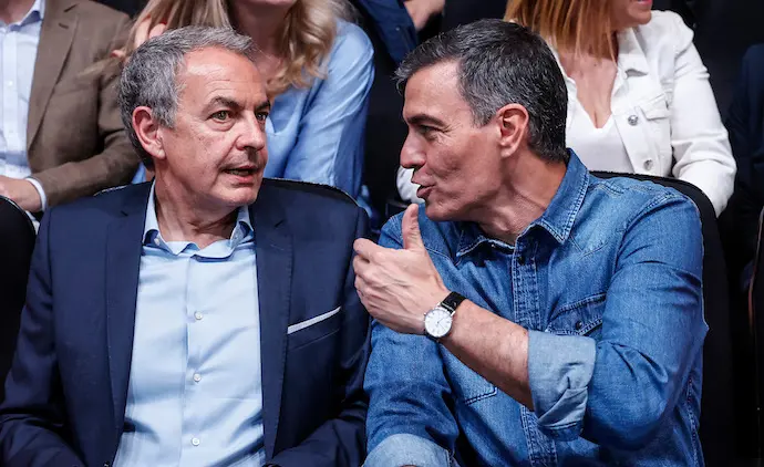 El expresidente del Gobierno Jos&eacute; Luis Rodr&iacute;guez Zapatero (i) y el presidente del Gobierno, Pedro S&aacute;nchez (d). / Archivo / EP