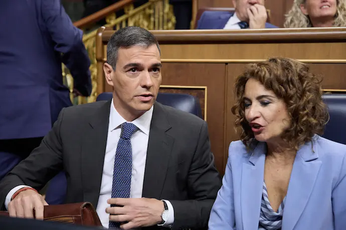 El presidente del Gobierno, Pedro S&aacute;nchez y la vicepresidenta primera y ministra de Hacienda, Mar&iacute;a Jes&uacute;s Montero. / EP
