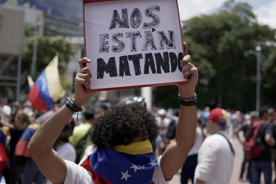 La l&iacute;der opositora venezolana, Mar&iacute;a Corina Machado y a la izquierda, el presidente de Venezuela, Nicol&aacute;s Maduro. / ep