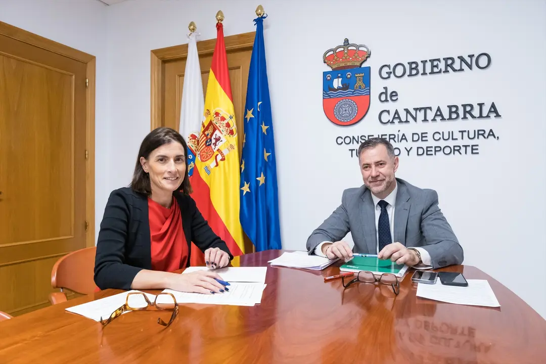 El consejero de Cultura, Turismo y Deporte, Luis Mart&iacute;nez Abad, se re&uacute;ne con la alcaldesa de Santander, Gema Igual. / Alerta