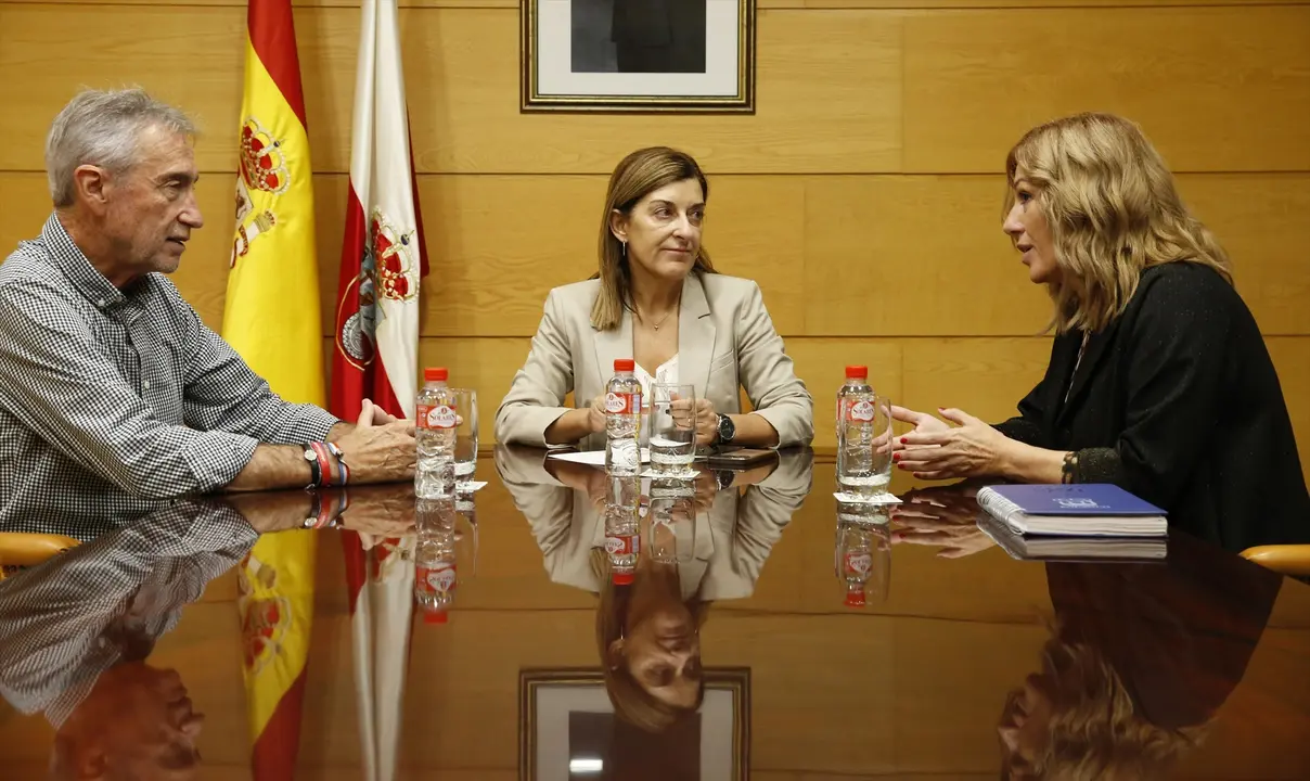 La presidenta de Cantabria, Mar&iacute;a Jos&eacute; S&aacute;enz de Buruaga, recibe a la alcaldesa de Polanco, Rosa D&iacute;az. / Alerta