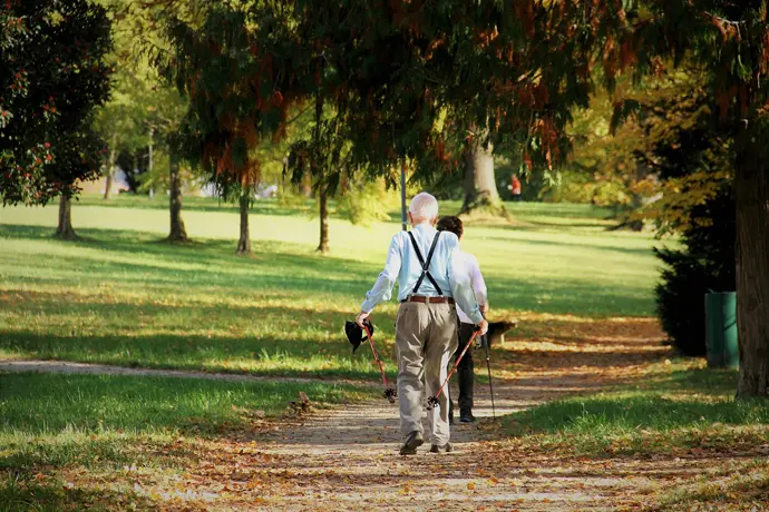 Dos personas jubiladas dando un paseo. / A.E
