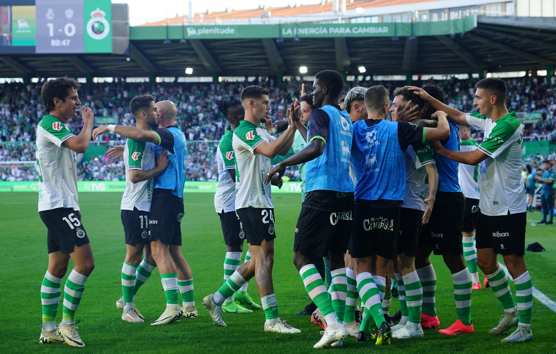 Los jugadores del Racing celebran el gol de &Iacute;&ntilde;igo Vicente en El Sardinero la semana pasada. / RRC