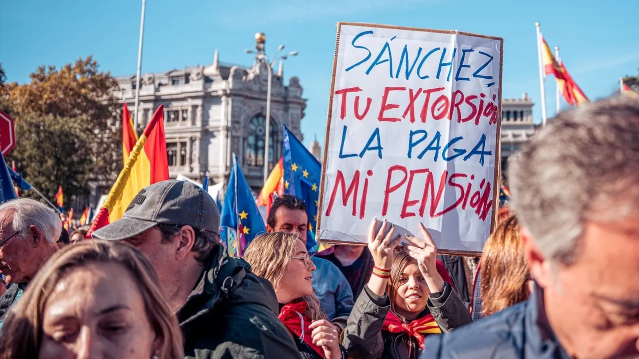 Una mujer muestra un cartel contra el presidente del Gobierno durante una maniestaci&oacute;n. / EP / Archivo