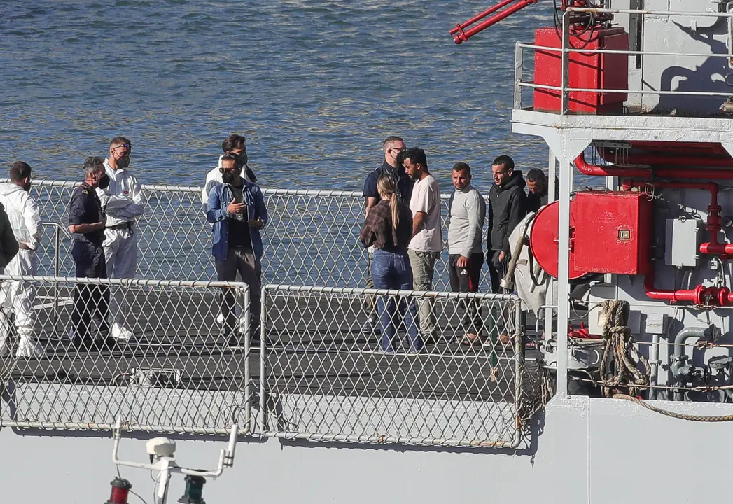 Los migrantes durante su traslado a Albania. / Armando Babani