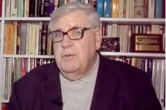 El reconocido periodista y escritor V&iacute;ctor de la Serna. / Youtube