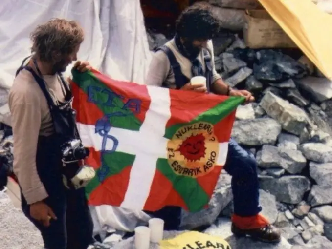 Un equipo de alpinistas polacos bajan del Everest la bandera dejada en la cima por Mart&iacute;n Zabaleta. / Red Social X
