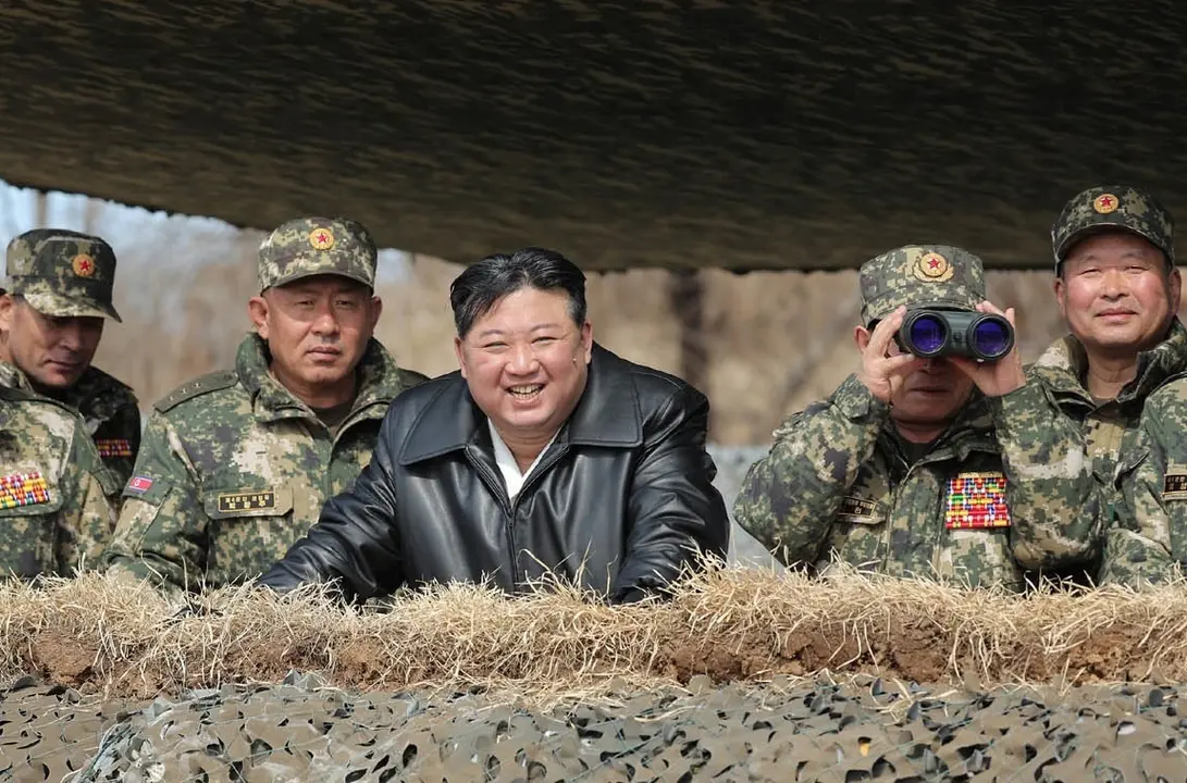 El l&iacute;der de Corea del Norte, Kim Jong Un, junto a varios militares. / Archivo