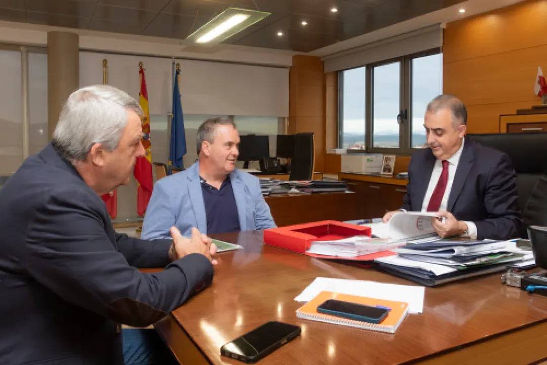 El Consejero Roberto Media se reuni&oacute; con el alcalde de Liendo, Juan Alberto Rozas. / Alerta