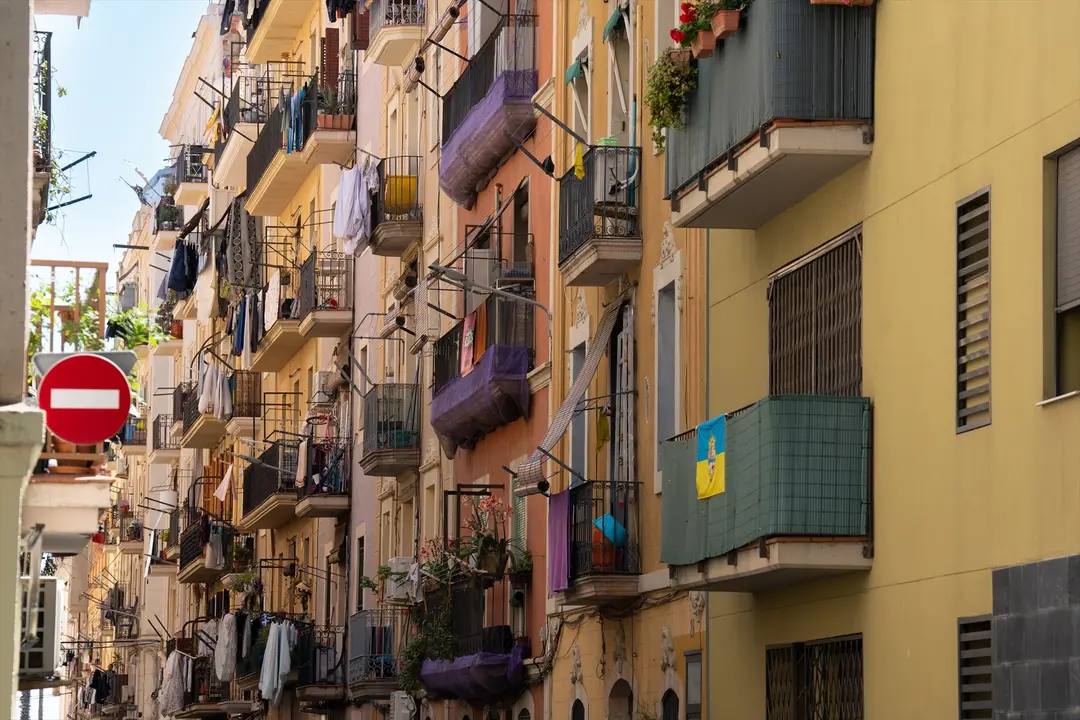Fachada de un edificio de viviendas en Barcelona. / David Zorrakino