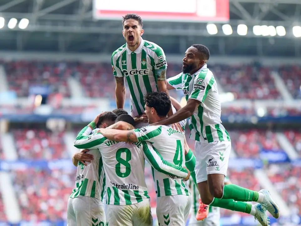 Los jugadores del Betis celebran uno de los goles del partido. / Red X