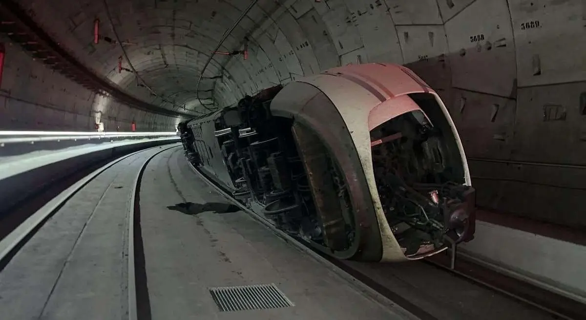 Tren volcado en la estaci&oacute;n de Atocha. / Red x