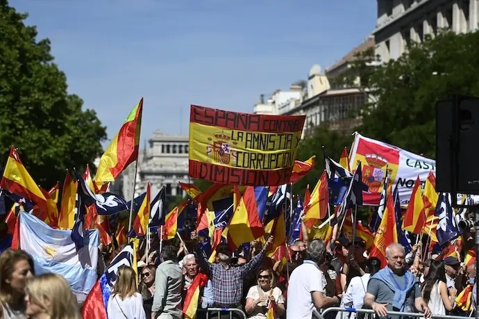 (Foto de ARCHIVO)
Decenas de personas durante una manifestaci&oacute;n del PP, en la Puerta de Alcal&aacute;, a 26 de mayo de 2024, en Madrid (Espa&ntilde;a). El Partido Popular ha elegido la Puerta de Alcal&aacute; para la manifestaci&oacute;n de hoy contra la ley de amnist&iacute;a y contra el Ejecutivo de Pedro S&aacute;nchez. El PP ha llamado tambi&eacute;n a la movilizaci&oacute;n de los alcaldes en las elecciones europeas y ha contado con las estructuras org&aacute;nicas de los diferentes territorios para fletar autobuses con destino a Madrid.

Alberto Ortega / Europa Press
26 MAYO 2024;MANIFESTACI&Oacute;N;PP;PARTIDO POPULAR;DERECHA;S&Aacute;NCHEZ;AMNIST&Iacute;A;GOBIERNO;PSOE
26/5/2024