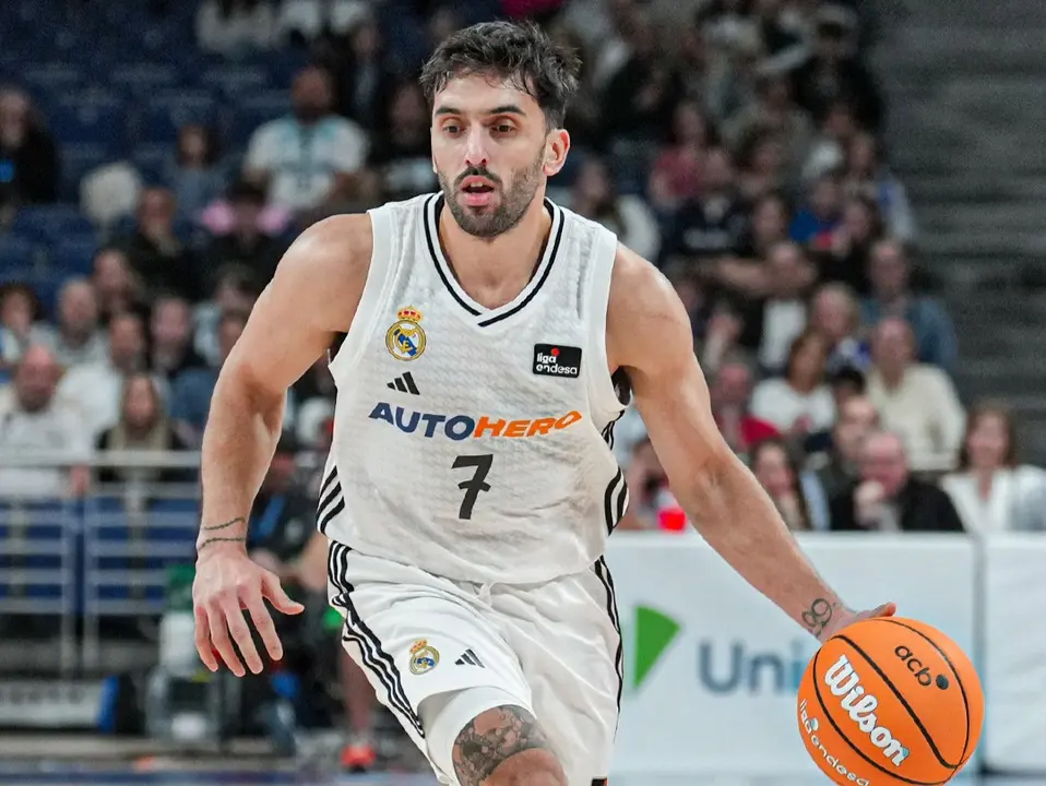 Facundo Campazzo controla un bal&oacute;n ante el Girona. / RMBaloncesto