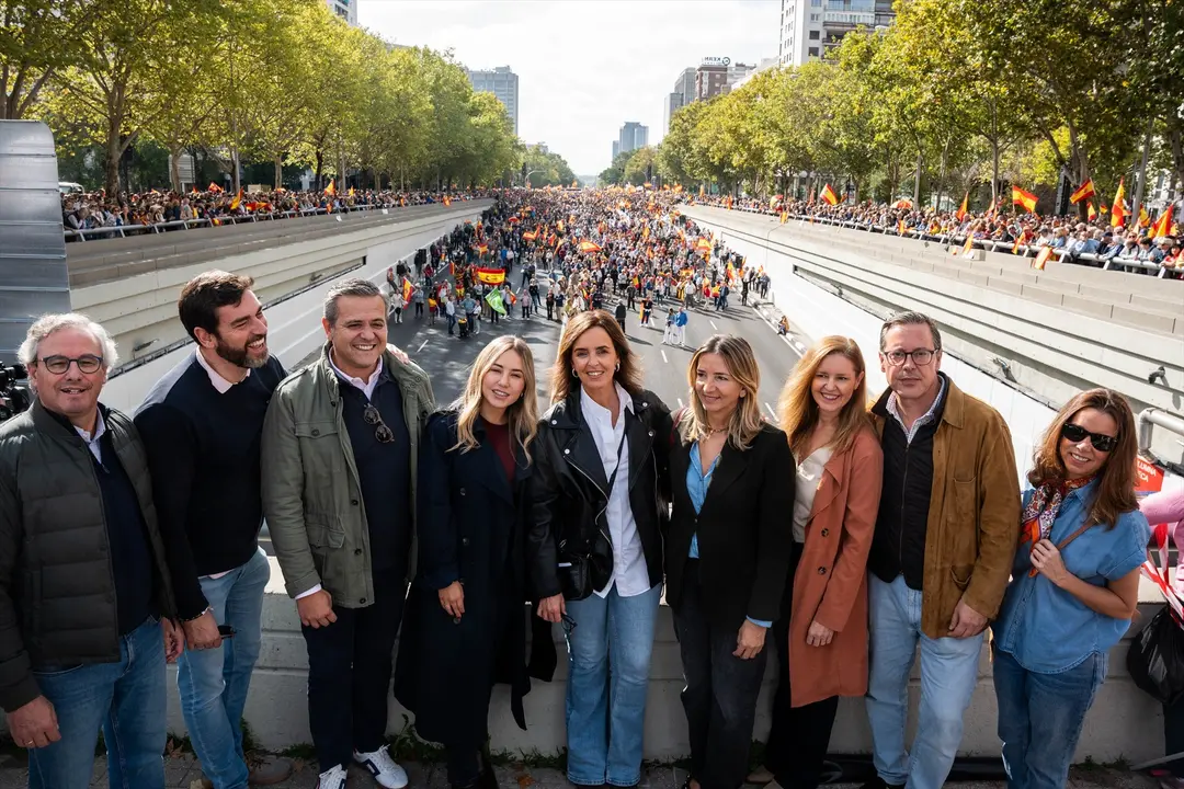 La vicesecretaria de Organizaci&oacute;n del PP, Carmen F&uacute;nez (c), la consejera de Familia, Juventud y Asuntos Sociales, Ana D&aacute;vila (3d), y el secretario general del PP de Madrid, Alfonso Serrano (2d), durante una concentraci&oacute;n para pedir elecciones generales, en la Plaza de Castilla. /  Matias Chiofalo
