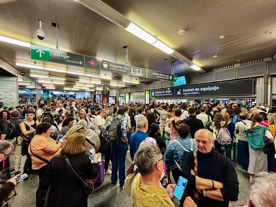 Cientos de personas en la estaci&oacute;n de Atocha. / Carlos Luj&aacute;n
