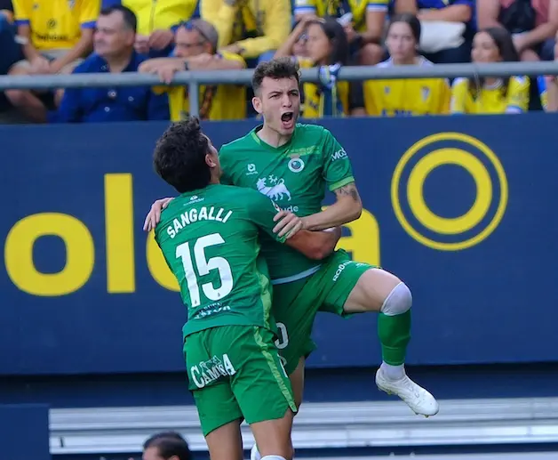 Vicente y Sangalli celebran el gol de ayer de Arana ante el C&aacute;diz. / L.H.