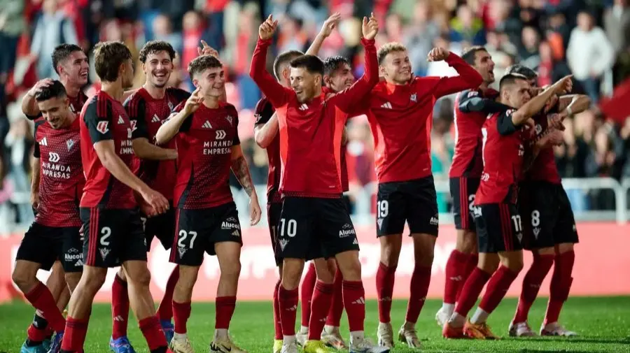 Los jugadores del Mirand&eacute;s celebran la victoria ante el Eibar. / L.H.