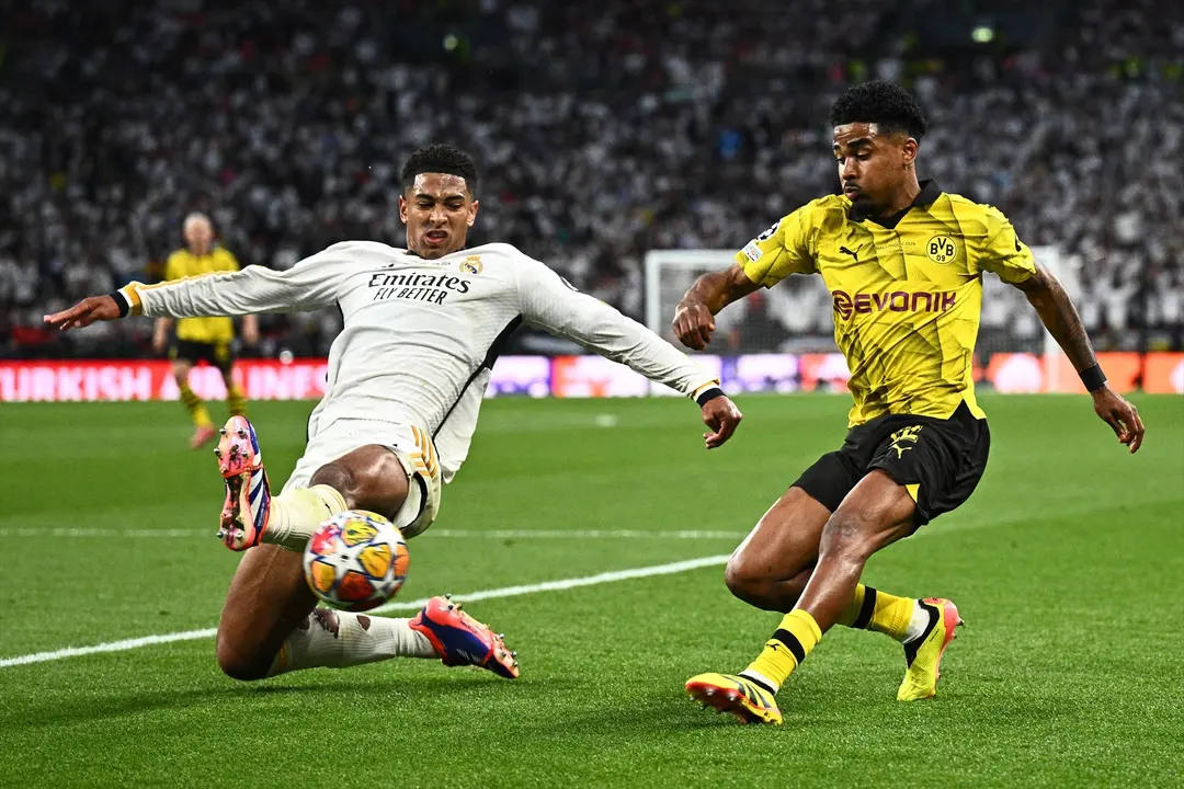 Jude Bellingham e Ian Maatsen durante el partido de Champions entre Real Madrid y Borussia. / Tom Weller